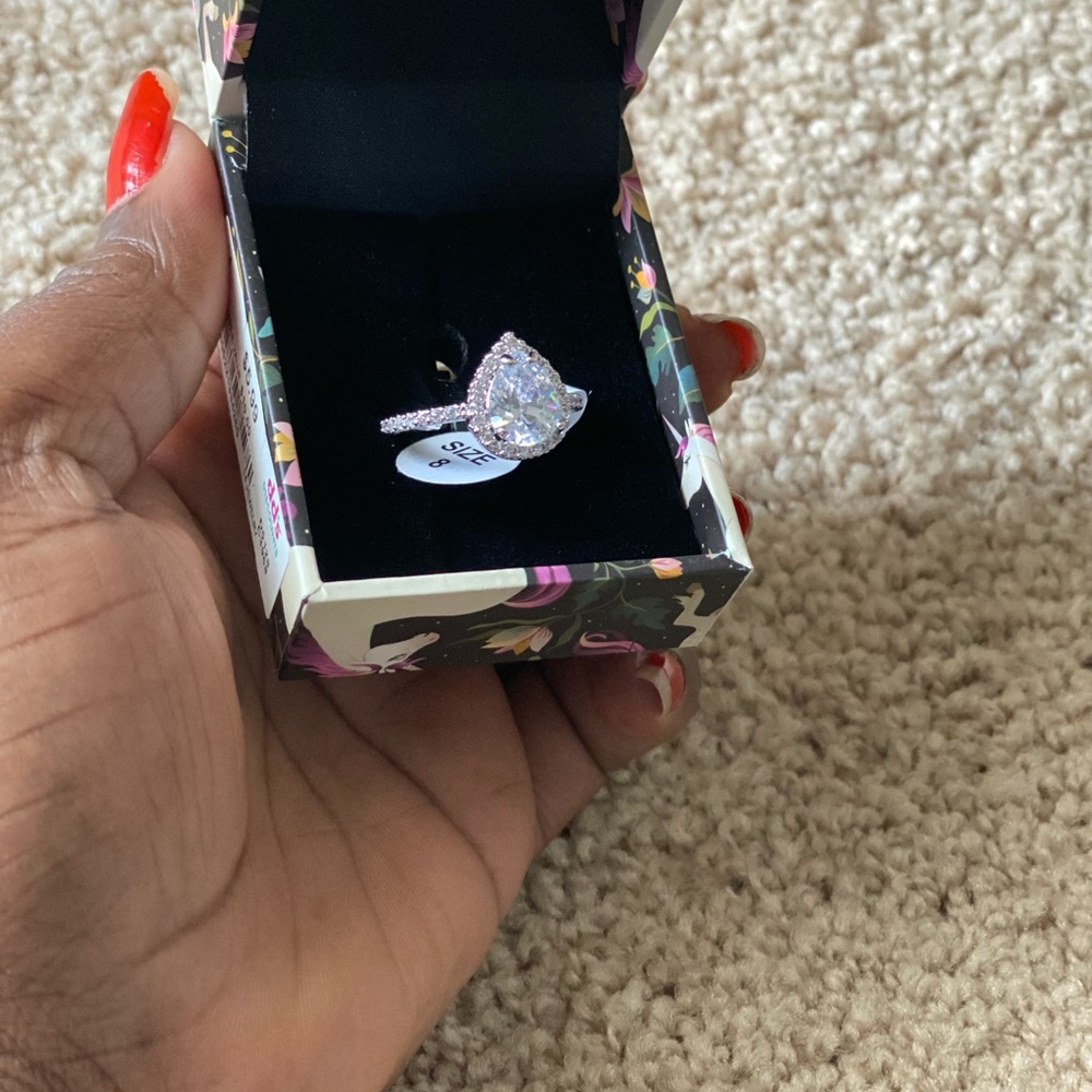 Engagement ring - Picture 6 of 6
